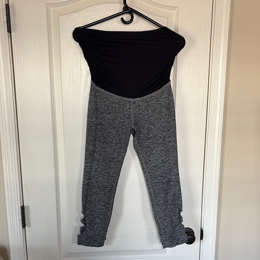 Beyond the bump yoga size small Capri leggings cutout detail gray grey Heather